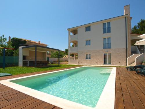 Apartments Denis 1742