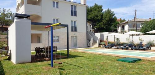 Apartments Denis 1742