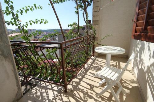 Hostal Apartments And Rooms With Parking Space Makarska - 9128