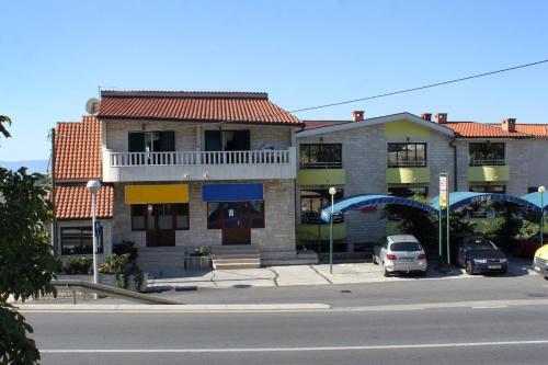 Hostal Apartments And Rooms With Parking Space Makarska - 9128