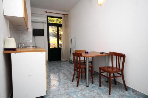 Hostal Apartments And Rooms With Parking Space Makarska - 9128