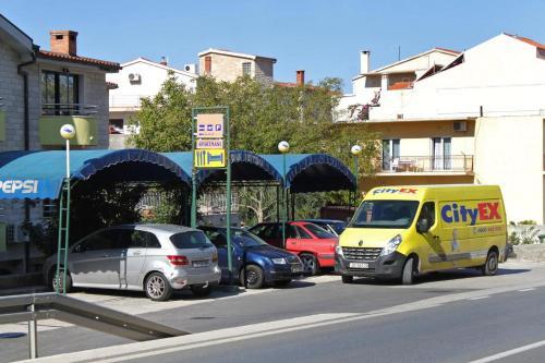 Hostal Apartments And Rooms With Parking Space Makarska - 9128