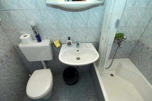 Hostal Apartments And Rooms With Parking Space Makarska - 9128