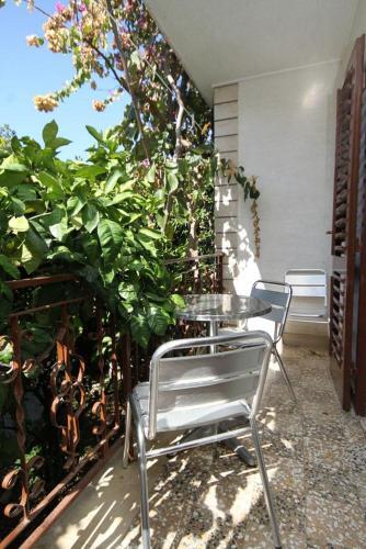 Hostal Apartments And Rooms With Parking Space Makarska - 9128