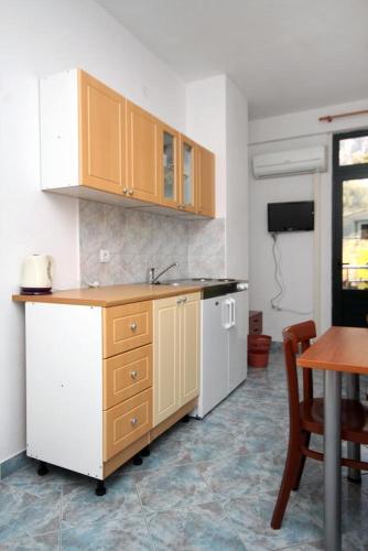 Hostal Apartments And Rooms With Parking Space Makarska - 9128