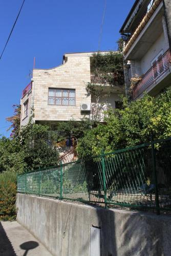 Hostal Apartments And Rooms With Parking Space Makarska - 9128
