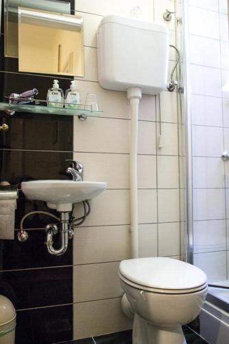 Apartments And Rooms With Wifi Zagreb - 15219