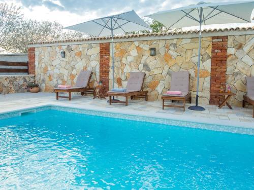 Villa Holiday Home Iva With Pool