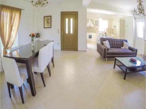 Four-bedroom Holiday Home In Diakopto