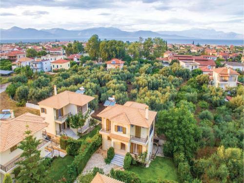 Four-bedroom Holiday Home In Diakopto