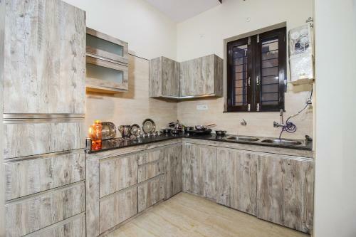 Apartamentos Elegant 2bhk Abode Near Sahastradhara Road