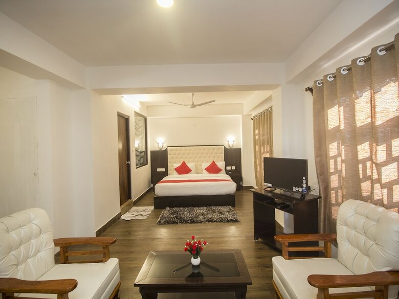 Hotel Oyo 16637 Tiara Regency