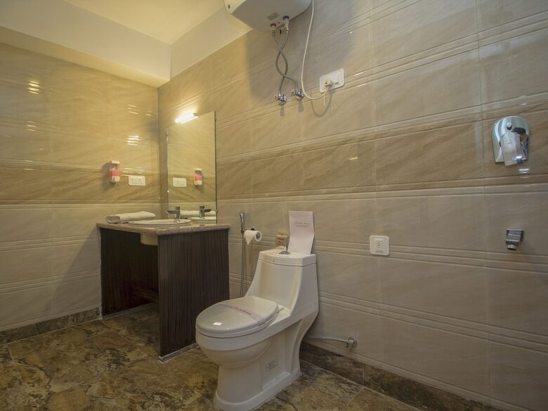 Hotel Oyo 16637 Tiara Regency