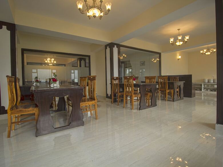 Hotel Oyo 16637 Tiara Regency