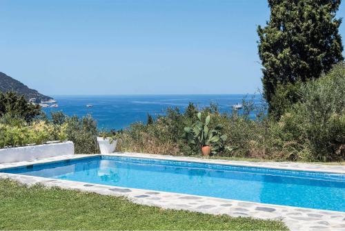 Skopelos Villa Sleeps 5 Air Con Wifi