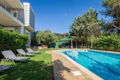 Villa With Pool Close To The Airport, Vari 290m�