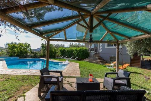 Villa With Pool Close To The Airport, Vari 290m�