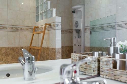 Villa With Pool Close To The Airport, Vari 290m�