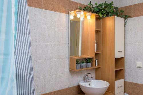 Villa With Pool Close To The Airport, Vari 290m�