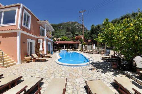 Posada Angels Pool Studios And Apartments