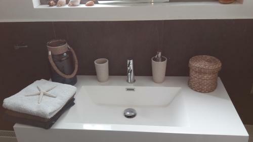 Seafront Apartment In Kartela Kyparisias