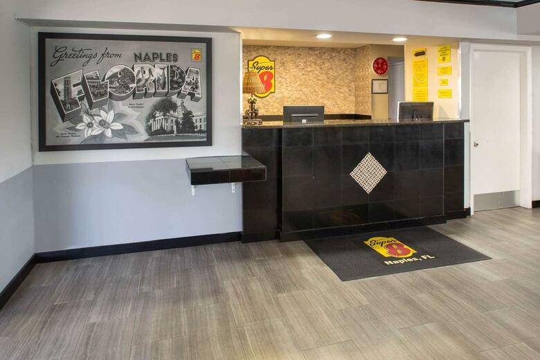 Hotel Super 8 Naples