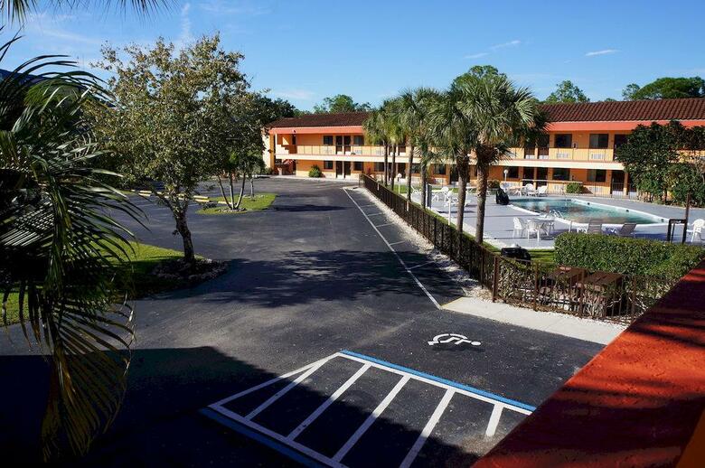 Hotel Super 8 Naples