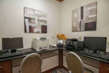 Holiday Inn Express Hotel & Suites Bakersfield Central