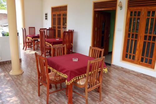 Sarath Home Stay And Safari