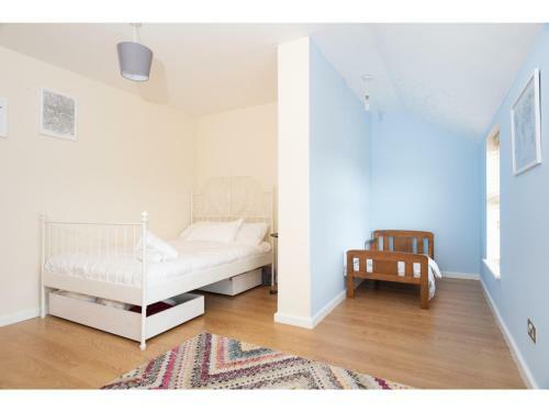 Bright & Modern, 1 Bedroom Apartment For Up To 4