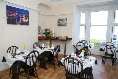Hostal Riviera Guesthouse