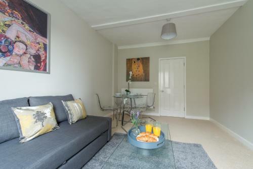 Central Windsor Apartment Facing The Castle