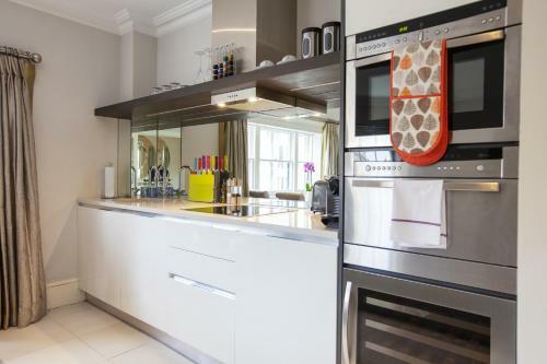 Urban Living's - Castle View Luxury Apartment