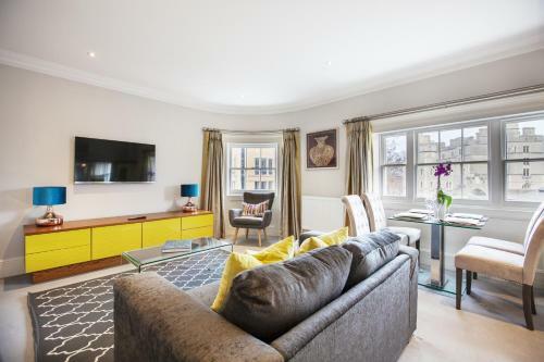 Urban Living's - Castle View Luxury Apartment