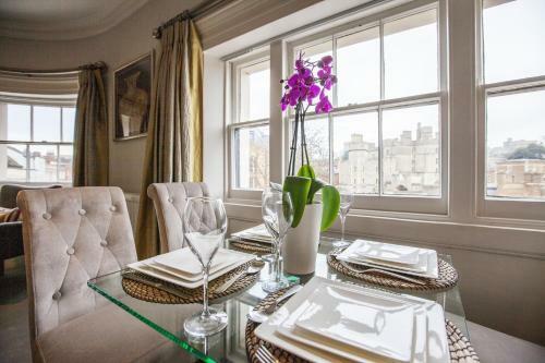Urban Living's - Castle View Luxury Apartment