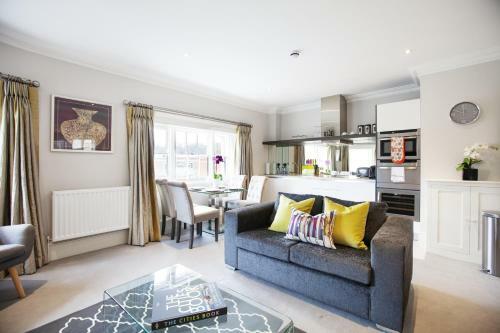 Urban Living's - Castle View Luxury Apartment