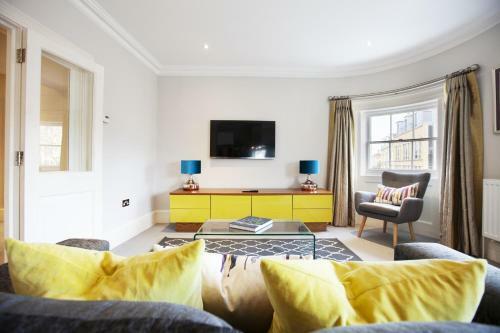 Urban Living's - Castle View Luxury Apartment