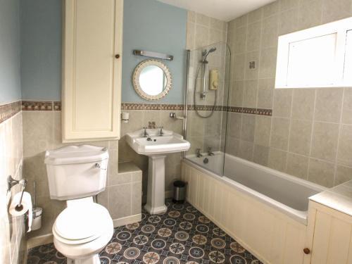 2 Beachtop Court Apartments, Tenby