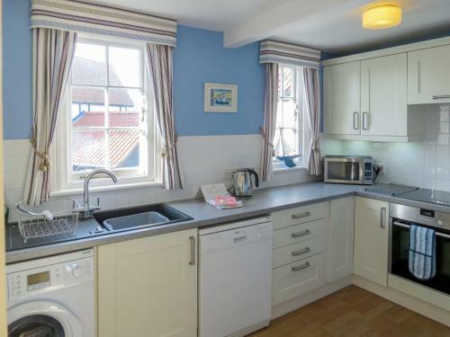 Ogilvie Lodge Apartment