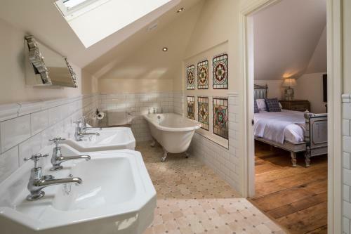 Bed & Breakfast Tolcarne Beach Colonial Restaurant And Rooms