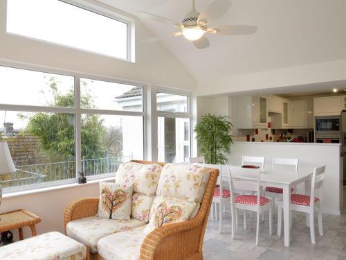 Betty's Place, Looe