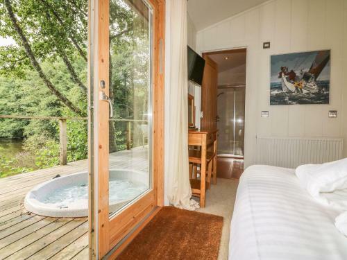 10 Water's Edge, Looe