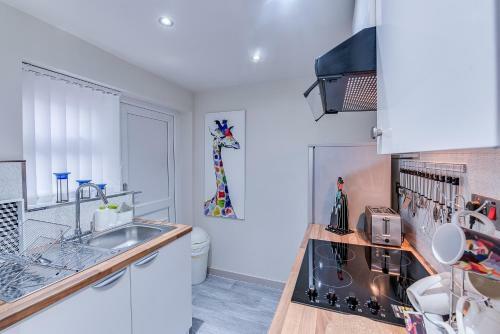 Beatles Themed Beautiful & Cosy 3 Bedroom House
