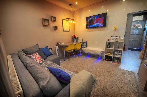 Beatles Themed Beautiful & Cosy 3 Bedroom House