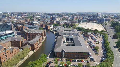 Two Bed Modern City Center Apartment With Gorgeous Views