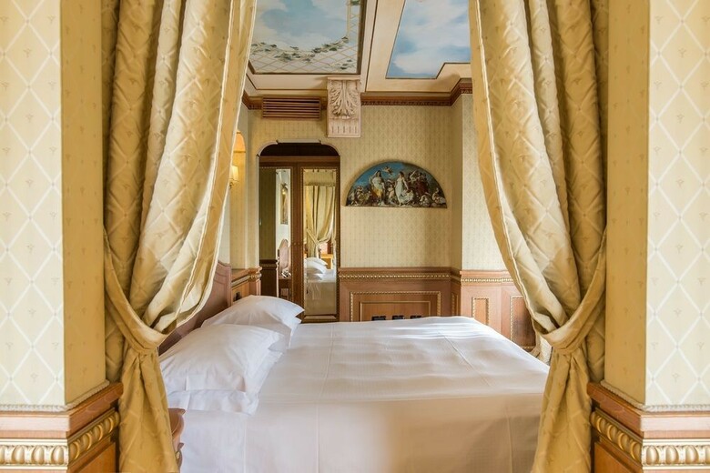 River Palace Hotel