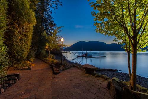 The Lodge On Harrison Lake