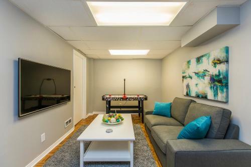 Charming Modern Single Home Near Downtown