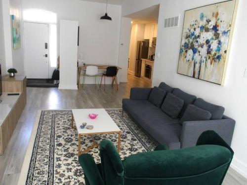 Hotel Newly Renovated 2br Townhome With Parking!