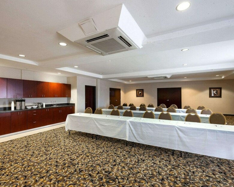 Hotel Comfort Suites University